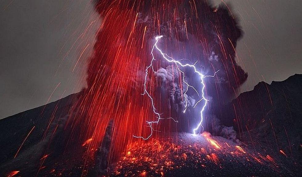 Las tormentas sucias, también conocidas como el relámpago volcánico, ocurren cuando un rayo se produce en una nube volcánica. (mrietze.com)