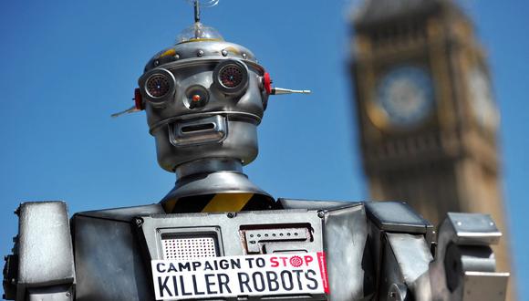 Un simulacro de "robot asesino" se muestra en el centro de Londres el 23 de abril de 2013 durante el lanzamiento de la Campaña para Detener los "Robots Asesinos", que exige la prohibición de armas robóticas letales que serían capaces de seleccionar y atacar objetivos sin intervención humana. intervención. (Foto de CARL COURT / AFP)