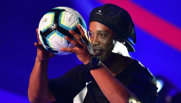 Ronaldinho presentó el balón oficial de la Copa América 2019. (Foto: AFP)