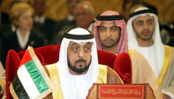 En esta foto de archivo tomada el 20 de diciembre de 2004, el presidente de los Emiratos Árabes Unidos, el jeque Khalifa bin Zayed al-Nahyan, asiste a la cumbre del Consejo de Cooperación del Golfo (CCG) de seis naciones en Manama. (Foto: ADAM JAN / AFP)
