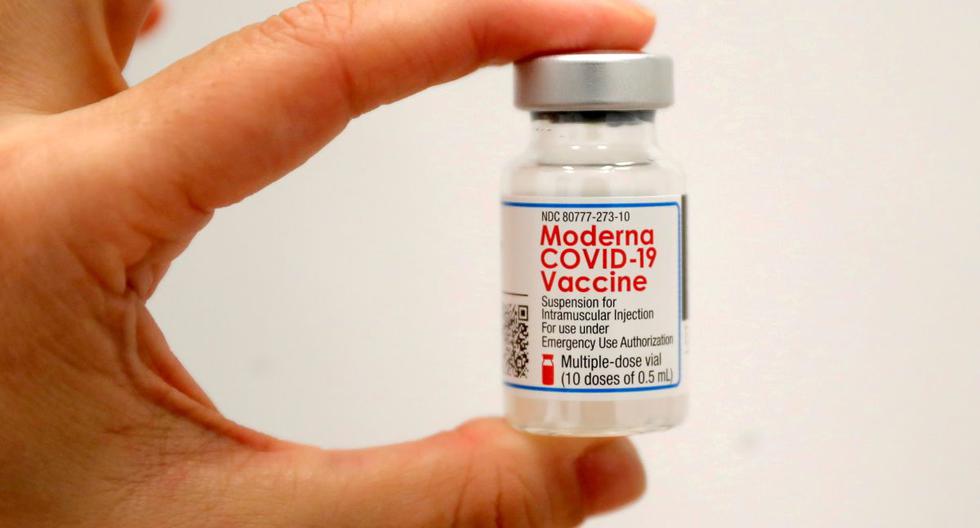 Un trabajador de la salud sostiene un frasco de la vacuna Moderna contra el coronavirus. (REUTERS/Mike Segar).