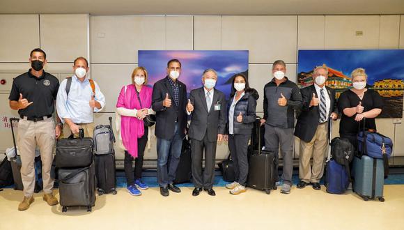 La representante de EE. UU., Stephanie Murphy, al frente de una delegación mientras posa para fotografías con el viceministro de Relaciones Exteriores de Taiwán, Tien Chung-kwang, a su llegada al Aeropuerto Internacional de Taoyuan en Taoyuan. . (Foto del Ministerio de Relaciones Exteriores de Taiwán (MOFA) / AFP)
