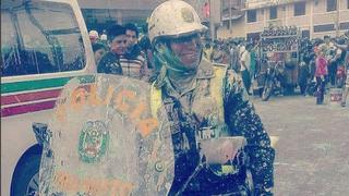 Así quedó un policía durante la celebración del Carnaval de Cajamarca 2018 [FOTO]