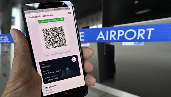 Una imagen tomada el 16 de junio de 2021 en el aeropuerto de Lieja muestra la pantalla de un teléfono móvil con un código QR como parte de un certificado Covid Digital de la UE. (Foto: ERIC LALMAND / BELGA / AFP)