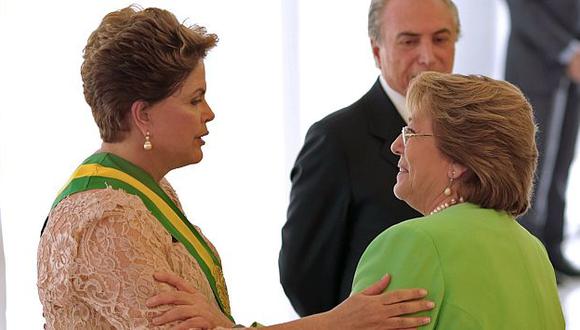 Michelle Bachelet sorprendió al entonar de memoria el himno brasileño en investidura de Dilma Rousseff. (AFP)