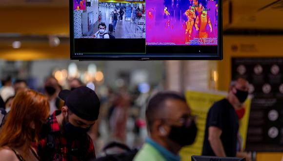 Una pantalla que muestra un escaneo térmico para verificar la temperatura de los pasajeros en el aeropuerto de Guarulhos, estado de Sao Paulo, Brasil, el 27 de diciembre de 2020. (REUTERS/Roosevelt Cassio).