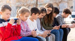 Conoce los 7 tips para evitar el uso excesivo de celular en niños pequeños