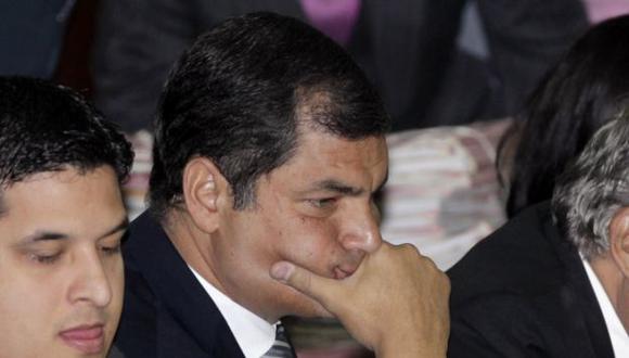 ¿REZA POR TRIUNFO? Rafael Correa se presentó en la corte a escuchar los alegatos de El Universo. (AP)
