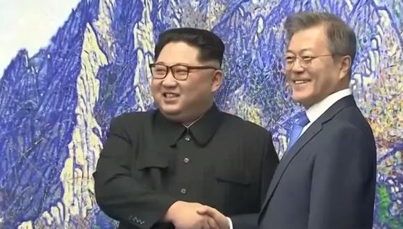 YouTube: Kim Jong-un empujó a un fotógrafo que obstruía a su esposa. (YouTube/RT)