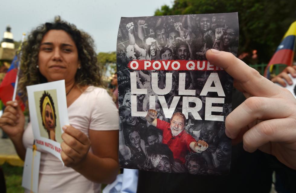 Alcaldía de Curitiba señala que unas 500 personas aguardan a las afueras de la Superintendencia de la Policía Federal en donde 'Lula' cumple una condena por corrupción y lavado de dinero (AFP).