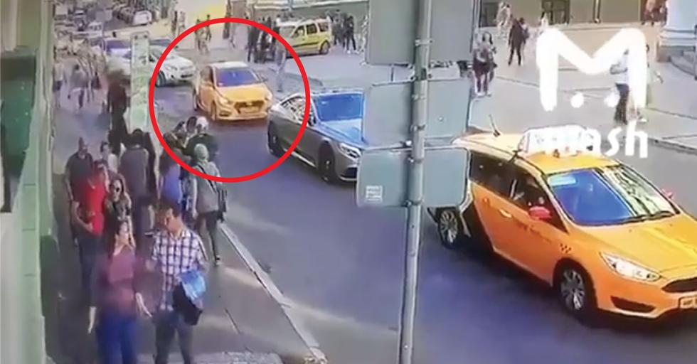Taxi atropella a hinchas del Mundial y deja 8 heridos en el centro de Moscú. (Twitter)