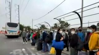Decenas de personas esperan buses hacia al sur en Puente Atocongo por Semana Santa 