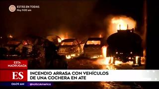 Ate Vitarte: incendio en cochera deja vehículos quemados y casa afectada