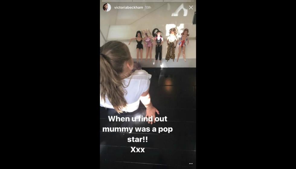A través de sus Stories de Instagram, la también diseñadora demostró que Harper finalmente se enteró de su trabajo debido a que le mostró las muñecas de las Spice Girls que se comercializaban en los años 90. (Instagram)