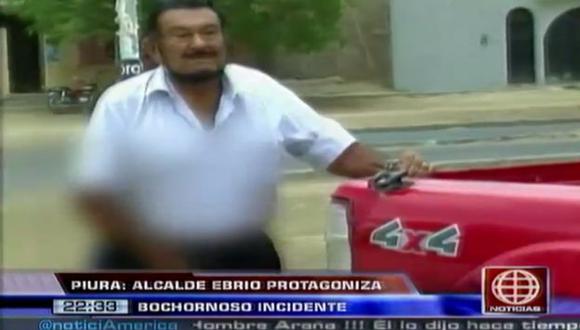Piura: Alcalde en estado de ebriedad fue sorprendido orinando en la calle. (Captura de TV)