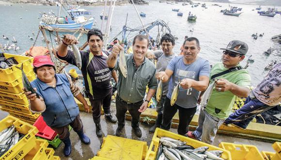 El ministro Bruno Giuffra presentó beneficios de su cartera a pescadores artesanales de Chimbote. (Andina)