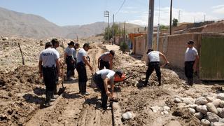 Policías cambian sus pistolas por lampas y carretillas para limpiar calles inundadas en Tacna y Moquegua