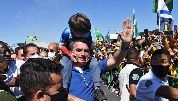 Jair Bolsonaro vuelve a arengar simpatizantes y causa aglomeración en plena crisis de coronavirus. (AFP / EVARISTO SA)