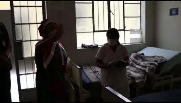 Pacientes del hospital Rezola fueron sorprendidos con regalos a horas de la Navidad (Foto: Captura de pantalla)