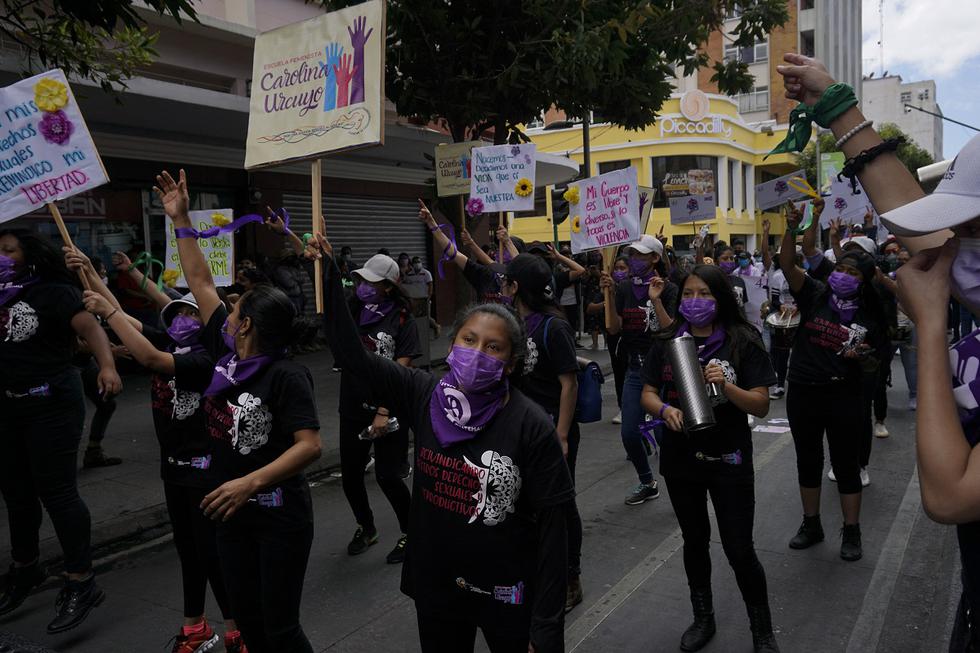 Casi un millar de mujeres y hombres marcharon este domingo en la capital guatemalteca para pedir justicia y fin a la violencia de género en la víspera del Día Internacional de la Mujer. (Foto: Johan ORDONEZ / AFP)