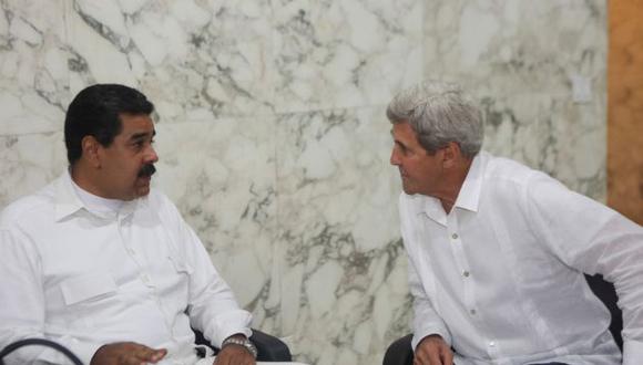 Nicolás Maduro y John Kerry se reunieron durante firma de pacto de paz en Colombia. (Reuters)