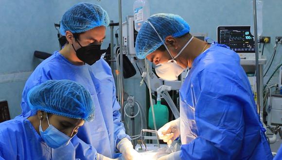 Médicos del hospital Sabogal salvan vida de madre al extirparle tumor gigante de 15 kilos