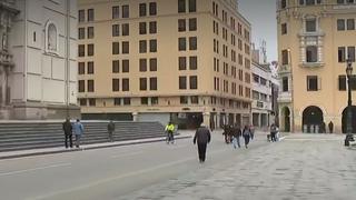 Personas ya ingresan a la Plaza Mayor de Lima tras orden del retiro de rejas | VIDEO
