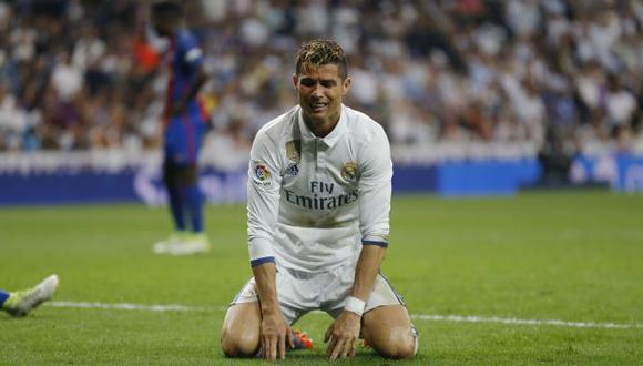 La verdad de la fotografía que luce a Cristiano Ronaldo de rodillas ante Lionel Messi sale a la luz. (AP)