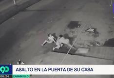 Empujan y asaltan a madre e hija en la puerta de su casa en Carabayllo [VIDEO]