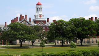 EE.UU.: alumnas demandan a la Universidad Harvard por ignorar acoso sexual de un profesor