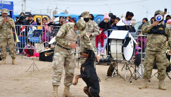 Los asistentes se deleitaron con la presentación de la banda de músicos de la Marina y de las entrenadas mascotas de la Unidad Canina de la Policía Naval. (MGP)
