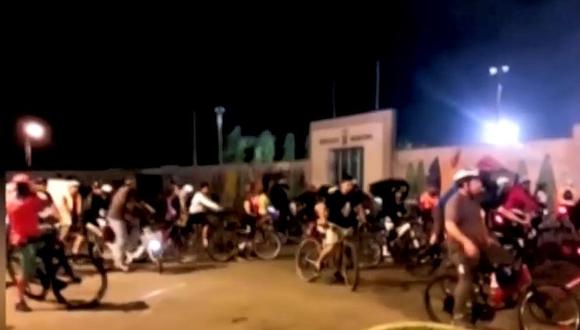 Grupo de ciclistas rompieron las mallas en protesta de la pronta inauguración del Puente de la Amistad, que unirá los malecones de San Isidro y Miraflores. (Captura: América Noticias)