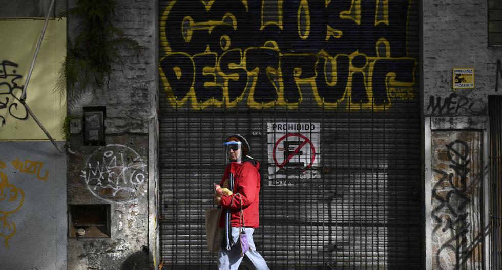 Una mujer camina con un protector facial en Montevideo el 7 de mayo de 2020, en medio de la nueva pandemia del coronavirus. (Eitan ABRAMOVICH / AFP).