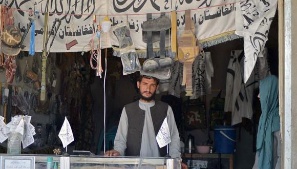 Un vendedor afgano que vende armas y municiones espera a los clientes en su tienda en un mercado en el distrito de Panjwai de la provincia de Kandahar, el 4 de setiembre de 2021. (Foto de JAVED TANVEER / AFP)