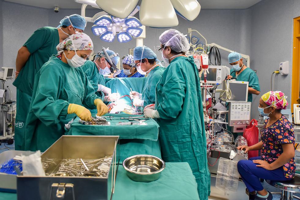 Médicos peruanos junto a veterano cirujano alemán salvan a niños con males cardiacos