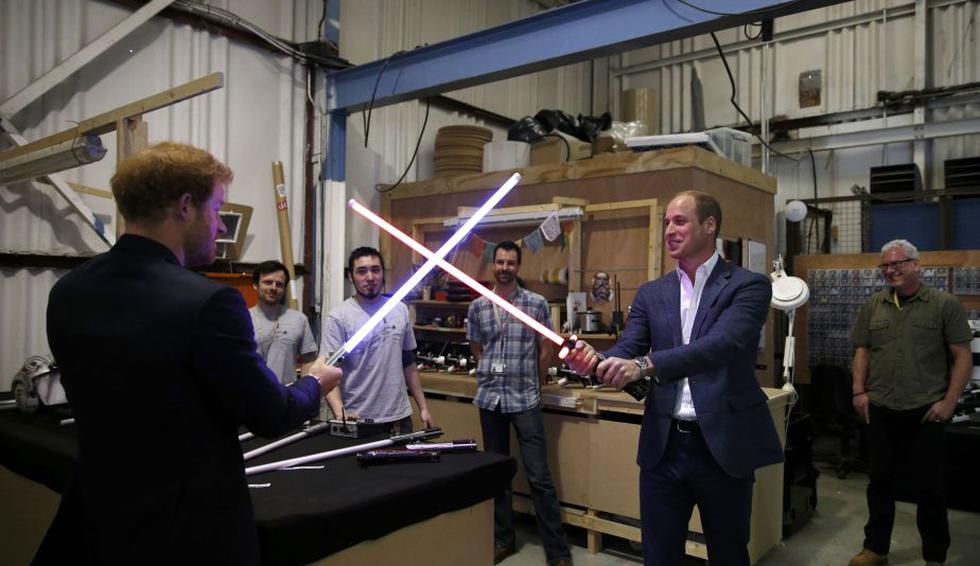 Los príncipes Guillermo y Enrique conocen a los personajes de ‘Star Wars’. (Reuters)