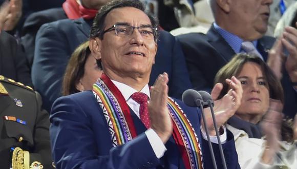 El presidente Martín Vizcarra aplaude durante la ceremonia de apertura de los Juegos Panamericanos Lima 2019 en el Estadio Nacional de Lima. (Foto: AFP)