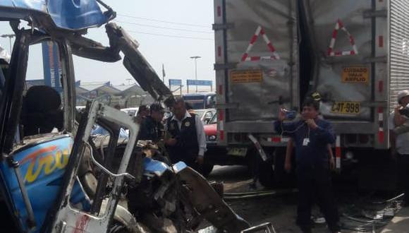 Microbús colisionó con la parte posterior de un camión en la Panamericana Norte, en Trujillo.