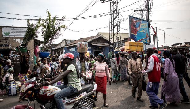 Una intersección concurrida en Goma. Unas 70 mil personas transitan a diario en la frontera entre el Congo y Ruanda en Goma, ciudad con dos millones de haitantes y que registró su primer caso oficial de ébola. (Foto: AFP)