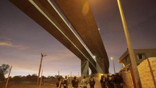 Joven arequipeño se lanza de puente de 40 metros tras perder a familia en accidente