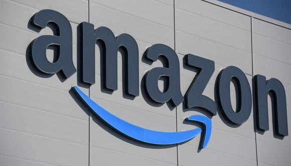El logotipo del gigante estadounidense Amazon el día de la inauguración de un nuevo centro de distribución en Augny, cerca de Metz, en el este de Francia, el 23 de septiembre de 2021. (Foto de SEBASTIEN BOZON / AFP)