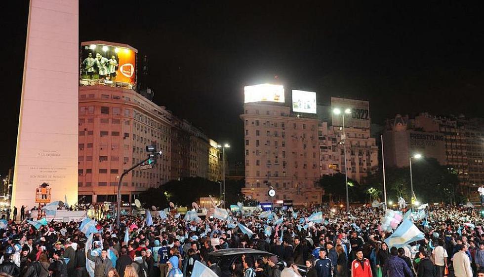El Obelisco de Buenos Aires se convirtió en uno de los puntos que más gente congregó tras la clasificación de Argentina a la final de Brasil 2014. (Télam)