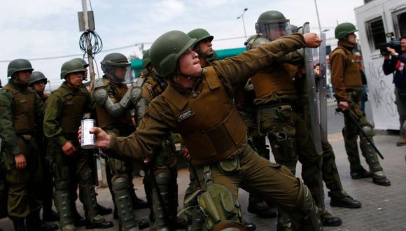 El descontento social se extiende en Chile desde Santiago al resto del país, mientras los militares se despliegan por casi todo el territorio nacional y los toques de queda no cesan. (Foto: AFP)