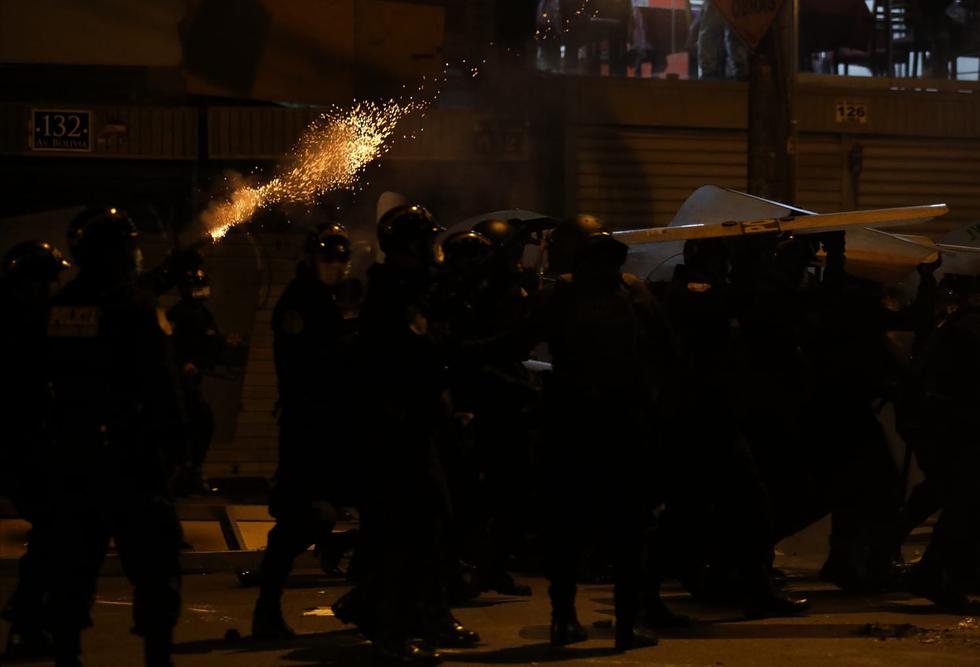 Continúan las marchas. Disturbios y detenidos en la protesta por la vacancia del presidente Vizcarra en el Centro de Lima esta noche. (Fotos: Cesar Bueno/ @photo.gec)
