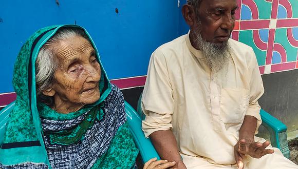 Abdul Kuddus Munsi habla con su madre Mongola Nessa en Brahmanbaria, luego de su reunificación después de 70 años a través de una publicación de Facebook. (Foto: Noor Mohammad PINTU / AFP)