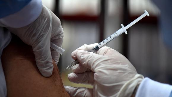 Las autoridades de Salud monitorean a la persona que se vacunó siete veces y por el momento no han planteado alguna sanción.  (Foto:  Luis ROBAYO / AFP)