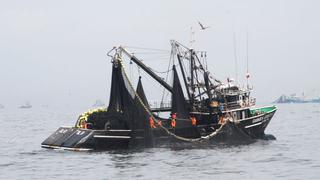 Proponen control satelital para combatir la pesca ilegal en el Pacífico Sur