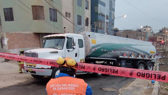 Este jueves se produjo un derrame de combustible que transportaba una cisterna en la cuadra 1 del Jr. Ascope. Foto: Municipalidad de Lima