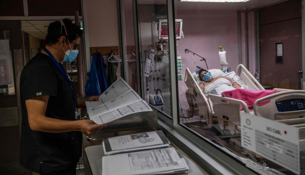 Con contagios que superan a los de España e Italia, el sistema de salud de Chile ha logrado resistir la emergencia del coronavirus, llevando al límite su capacidad de atención y la de sus médicos, que sin embargo advierten que todavía hay “mucho camino por recorrer”. (AFP / MARTIN BERNETTI).