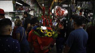 Cientos de personas realizan compras en el Mercado de Flores por el Día del Amor [FOTOS]